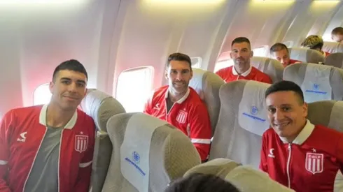 El plantel de Estudiantes volando de vuelta a Argentina