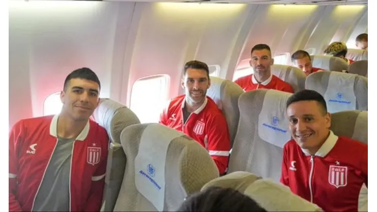El plantel de Estudiantes volando de vuelta a Argentina