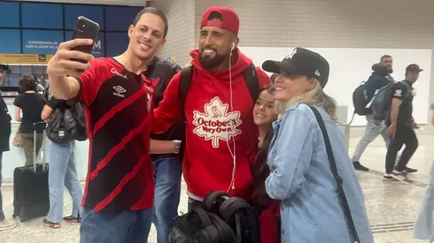 Arturo Vidal en el aeropuerto de Curitiba, Brasil.