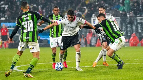 Damián Pizarro sigue peleado con el arco en Colo Colo y no logró convertir contra América MG por Copa Sudamericana. Gustavo Quinteros lo defendió.