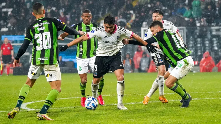 Damián Pizarro sigue peleado con el arco en Colo Colo y no logró convertir contra América MG por Copa Sudamericana. Gustavo Quinteros lo defendió.