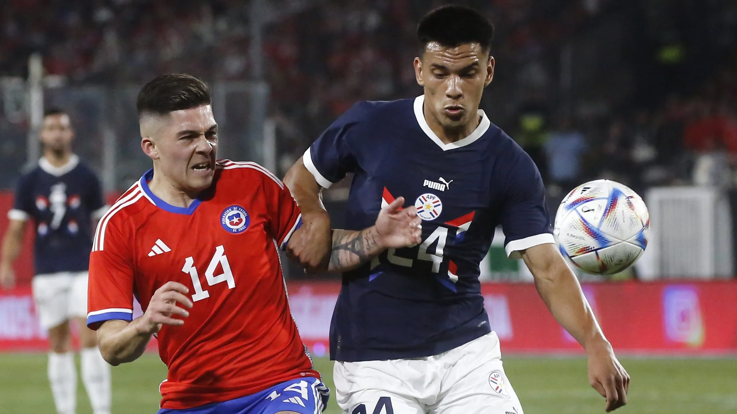 Diego Gómez lucha una pelota con Víctor Felipe Méndez en el amistoso que Chile le ganó a Paraguay a fines de marzo de 2023. (Jonnathan Oyarzún/Photosport).