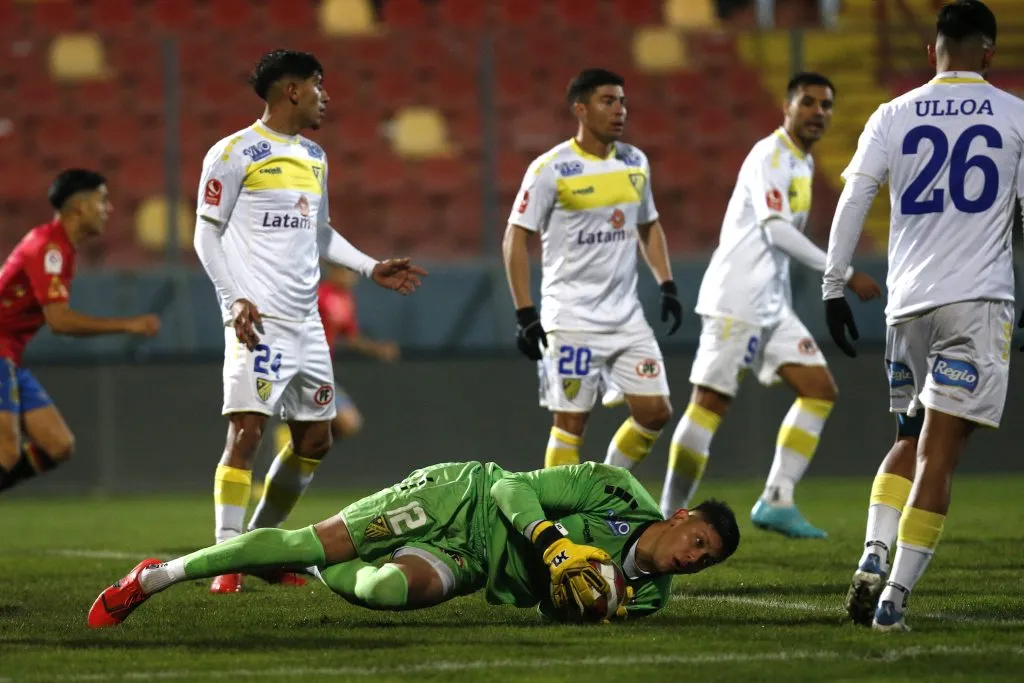 La marca se hizo presente en la indumentaria de A.C. Barnechea en esta temporada. Foto: Photosport.