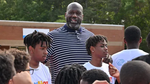 Shaquille O'Neal vivió un jocoso momento mientras regalaba pizzas a niños.