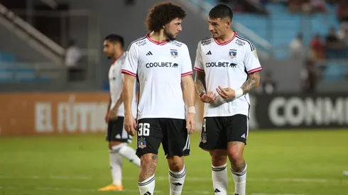 Maximiliano Falcón aplaude a Alan Saldivia tras gran actuación en Colo Colo por Copa Sudamericana.