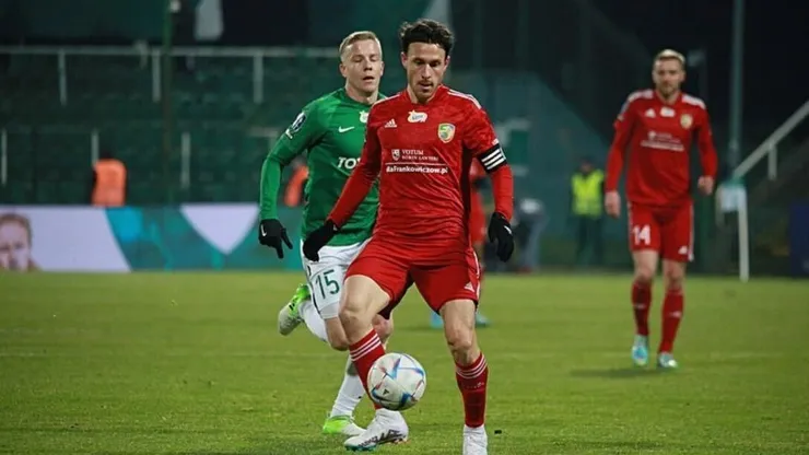 Tras su paso por el fútbo polaco ahora el delantero chileno va a Rusia.