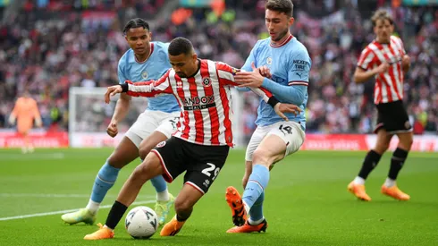 Ilman Ndiaye, el goleador senegalés que mira con atención el Olympique de Marsella, defiende la pelota ante el Manchester City.