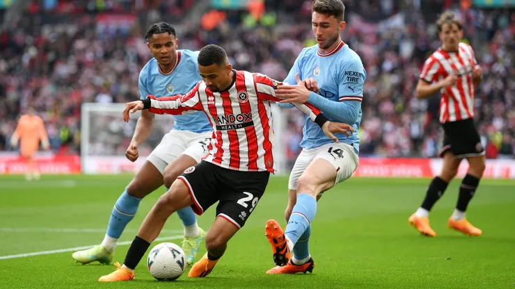Ilman Ndiaye, el goleador senegalés que mira con atención el Olympique de Marsella, defiende la pelota ante el Manchester City.