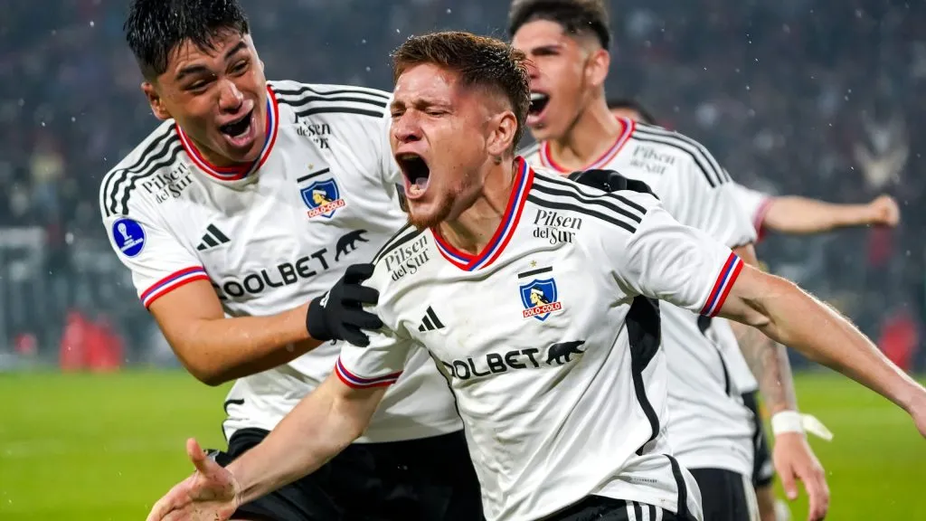 Leonardo Gil fue el héroe de Colo Colo con un doblete ante América MG en Copa Sudamericana, afirmándose como el enlace. Pablo Parra llega a pelearle el puesto. Foto: Guille Salazar, RedGol.