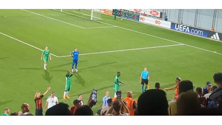 El partido de Champions League fue suspendido por incidentes.