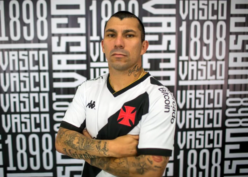 Gary Medel con la camiseta de Vasco da Gama, cuadro muy complicado en el Brasileirao.