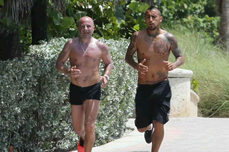Sampaoli y Vidal tratando juntos en Miami en 2015. Imagen: KDNPIX.