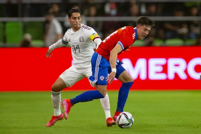 Pablo Parra en acción por la Roja durante un amistoso ante México disputado a fines de 2021. (Mexsport/Photosport).