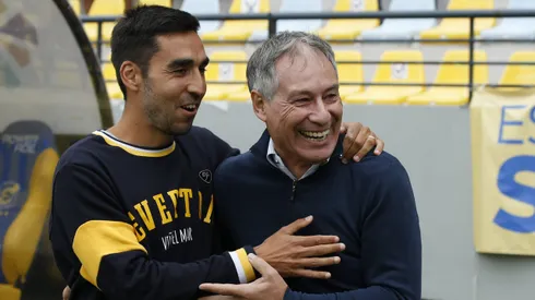 Francisco Meneghini festejó la victoria junto a Everton, que superó 1-0 a la UC de Holan.