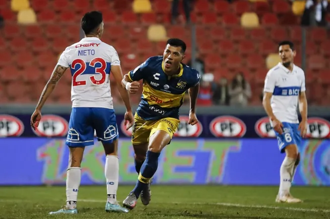 Así festejó Leonardo Sequeira el gol que le dio la victoria a Everton frente a la UC.  (Felipe Zanca/Photosport)-