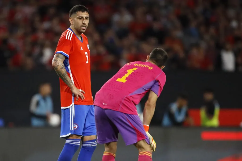 Claudio Bravo y Guillermo Maripán, compañeros en la Roja, ahora serán rivales en un amistoso de pretemporada entre Betis y Mónaco. Foto: Photosport.