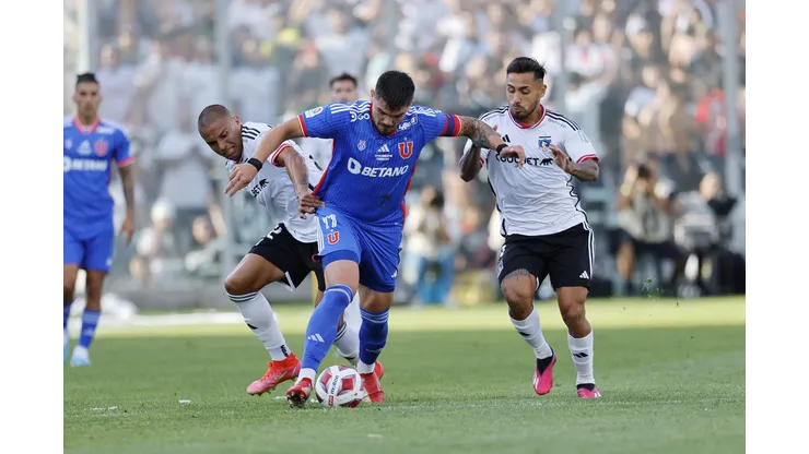 Colo Colo y la U jugando el Superclásico de la primera rueda.