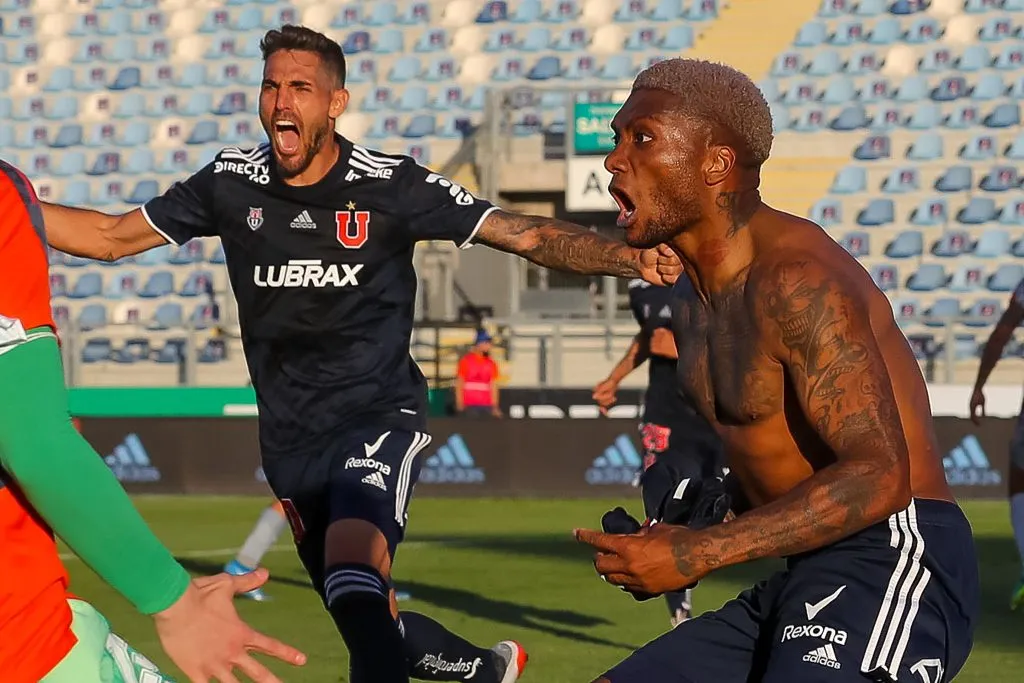 El fervoroso festejo de Junior Fernandes, Joaquín Larrivey y toda la Universidad de Chile por ese imborrable gol ante Unión La Calera.  (José Alvújar/Photosport).
