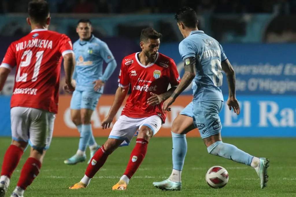 Otra imagen de Joaquín Larrivey en su debut por Magallanes: la Academia venció 2-1 a O’Higgins. (Jorge Loyola/Photosport).