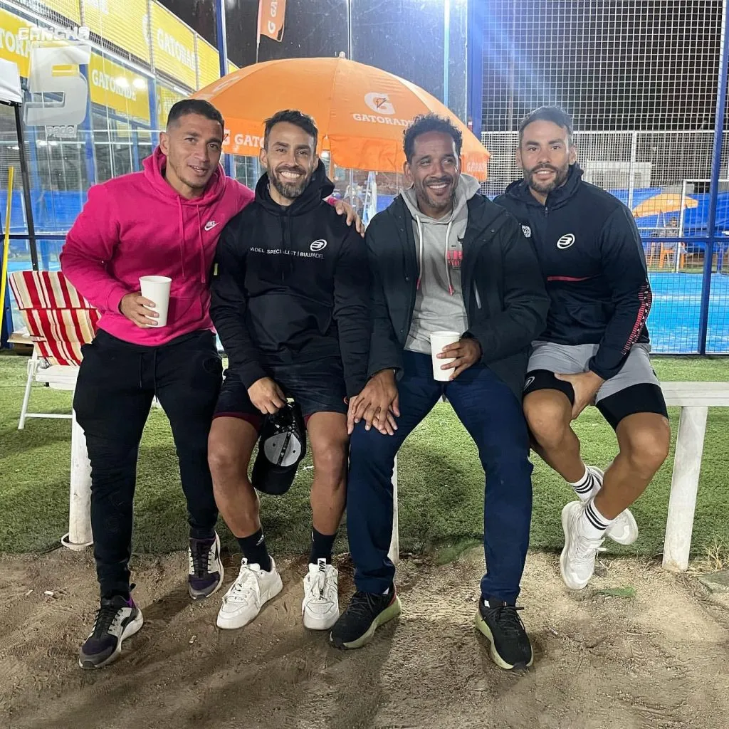 Con estos cracks se junta Jorge Valdivia a jugar pádel. Mucho talento para una sola foto.
