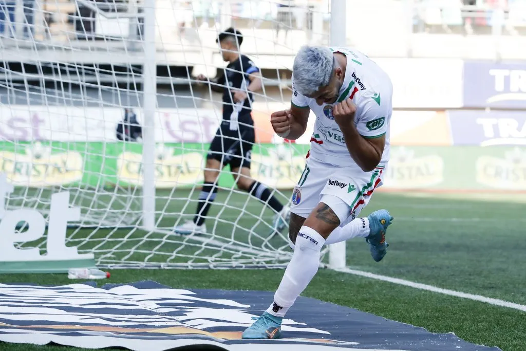Luis Riveros festeja el gol que le anotó a Universidad de Chile en el Campeonato Nacional 2023.  (Felipe Zanca/Photosport).