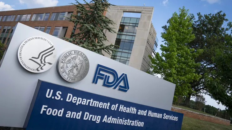La FDA sorprendió a todos y aprobó el primer medicamento que combate el alzheimer.