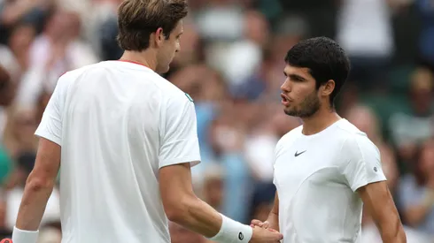 Alcaraz y Jarry en el court central de Wimbledon.