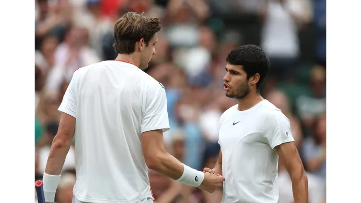 Alcaraz y Jarry en el court central de Wimbledon.