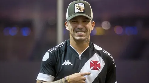 Gary Medel con la camiseta del Vasco