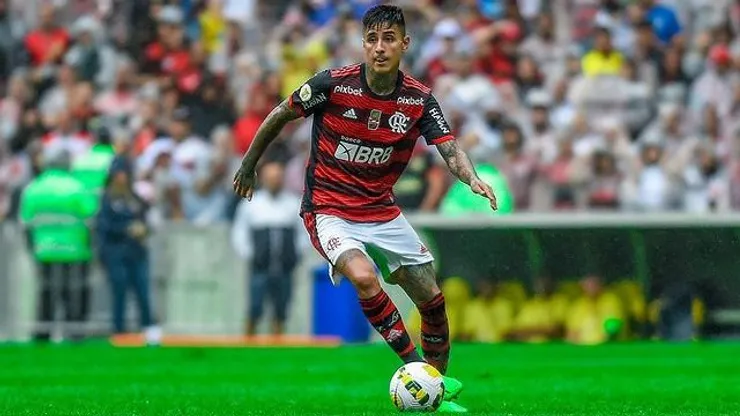 Erick Pulgar era titular esta noche en la Copa de Brasil, pero se lesionó. Flamengo explicó lo ocurrido.