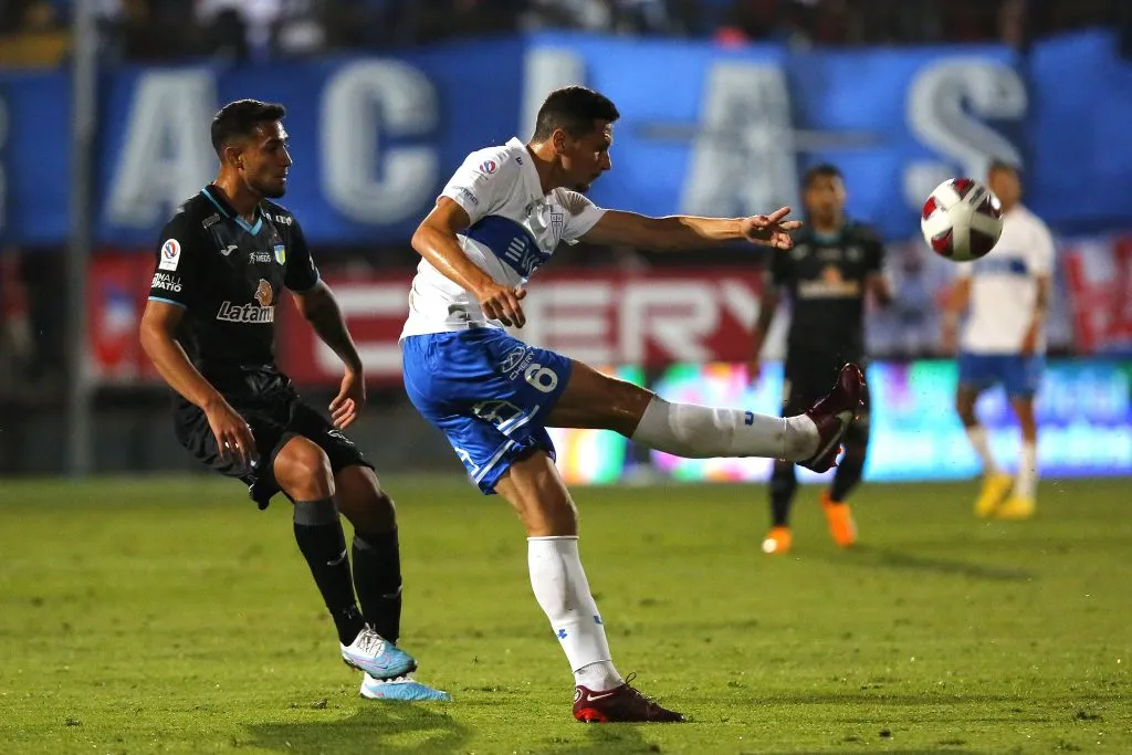 Burdisso es cuestionado en la UC. | Foto: Photosport