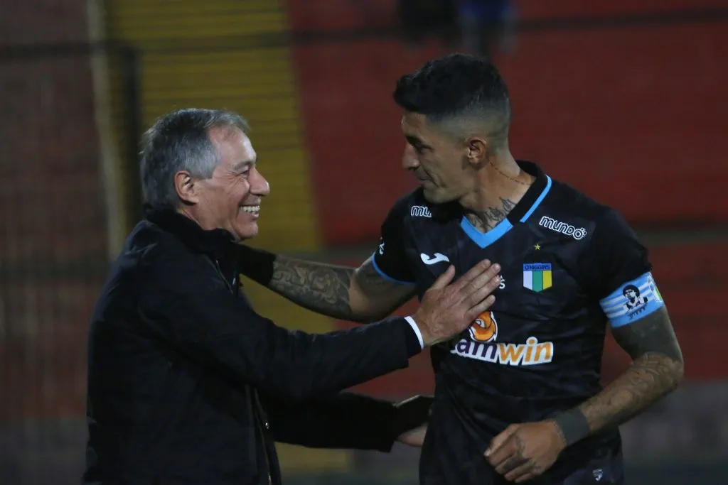 Ariel Holan saluda a Pedro Pablo Hernández, pupilo suyo en Independiente de Avellaneda. El Tucu calza perfecto con la característica de volante box to box que quiere Ariel Holan. (Javier Salvo/Photosport).