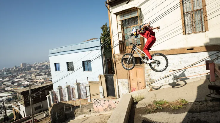 Uno de los mejores ciclistas del mundo, Fabio Wibmer, vino a Chile para realizar un impactante recorrido por Valparaíso.