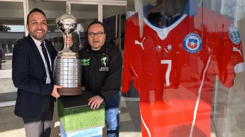 Paulo Flores junto a Gustavo Toro, alcalde de San Ramón, lucen parte de su mítica colección.