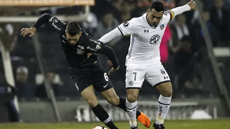 Esteban Paredes lucha un balón con Danilo Avelar en la llave que Colo Colo le ganó a Corinthians en la Copa Libertadores 2018.