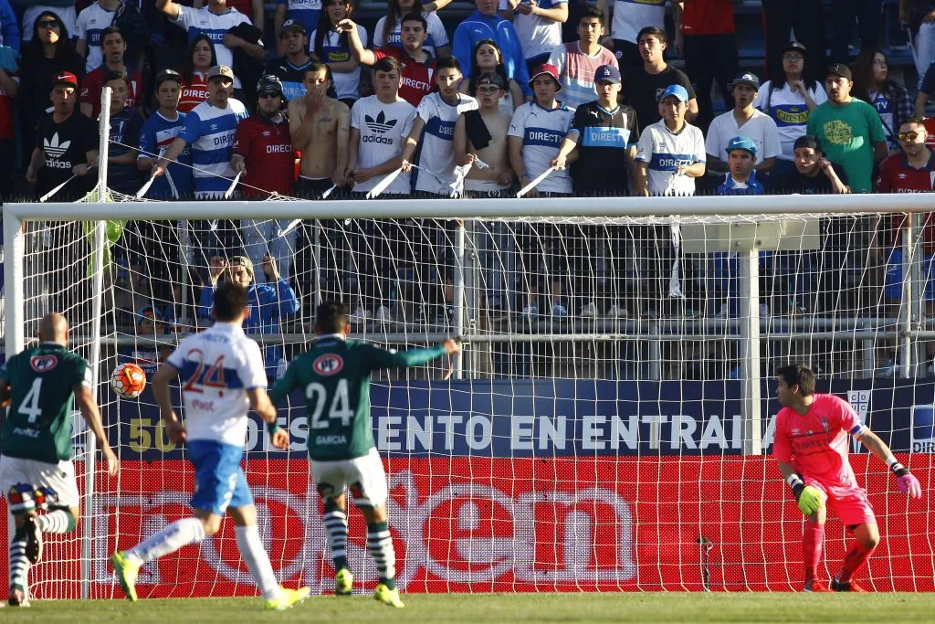Una toma de cómo se coló el remate de David Terans en el arco de la UC que defendía Cristopher Toselli. (Felipe Zanca/Photosport).