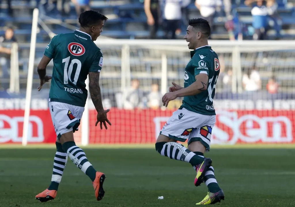 David Terans festeja con el Torta Opazo un gran gol del uruguayo ante Universidad Católica. Ese día, el 21 de agosto de 2016, Wanderers venció 2-1 a la UC en San Carlos de Apoquindo. (Martin Thomas/Photosport)