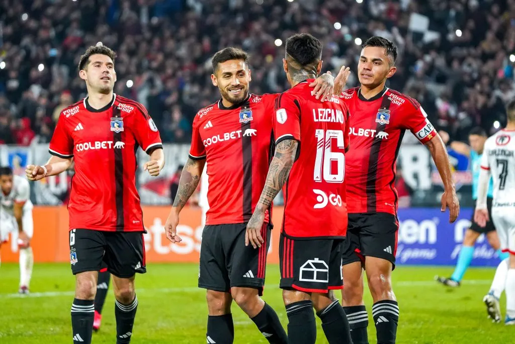 Darío Lezcano celebra con Vicente Pizarro, Marcos Bolados y César Fuentes el gol que le anotó a Unión La Calera en el 6-1 de Colo Colo. (Guille Salazar/RedGol).