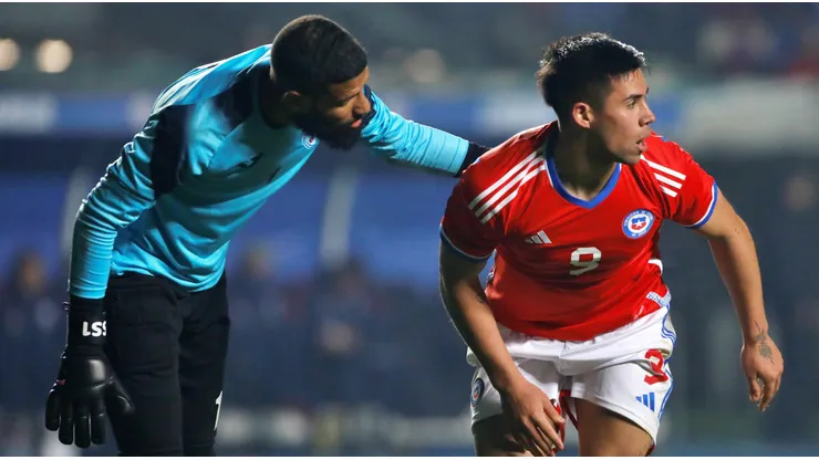 Sandy Sánchez junto a Alexander Aravena en el amistoso jugando ante Chile en Concepción.