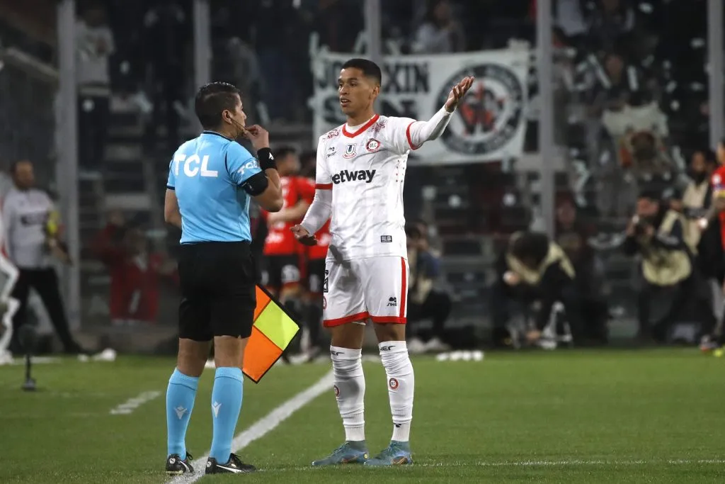 Sebastián Lomónaco le reclama a Claudio Urrutia, juez asistente, que la jugada debió terminar en gol de Unión La Calera. (Jonnathan Oyarzún/Photosport).