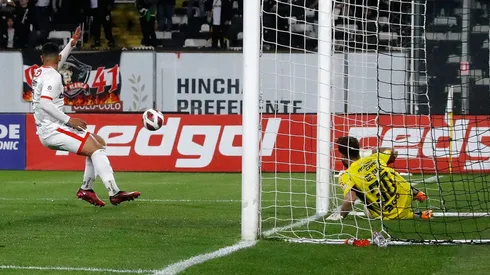 Fernando de Paul fue protagonista de la primera jugada del partido. Debió ser gol a favor de Unión La Calera y terminó con un tanto para Colo Colo.
