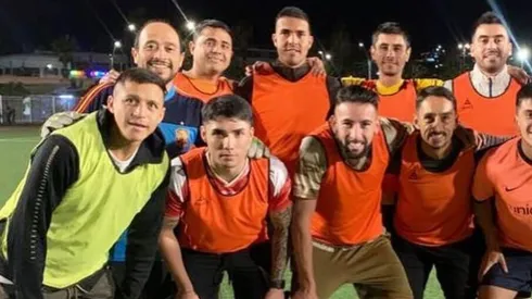 Alexis Sánchez y Mauricio Isla compartieron en un partido de fútbol en Tocopilla.