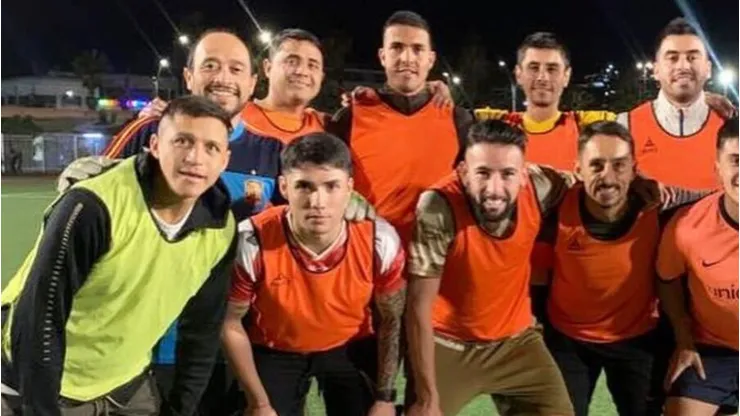 Alexis Sánchez y Mauricio Isla compartieron en un partido de fútbol en Tocopilla.