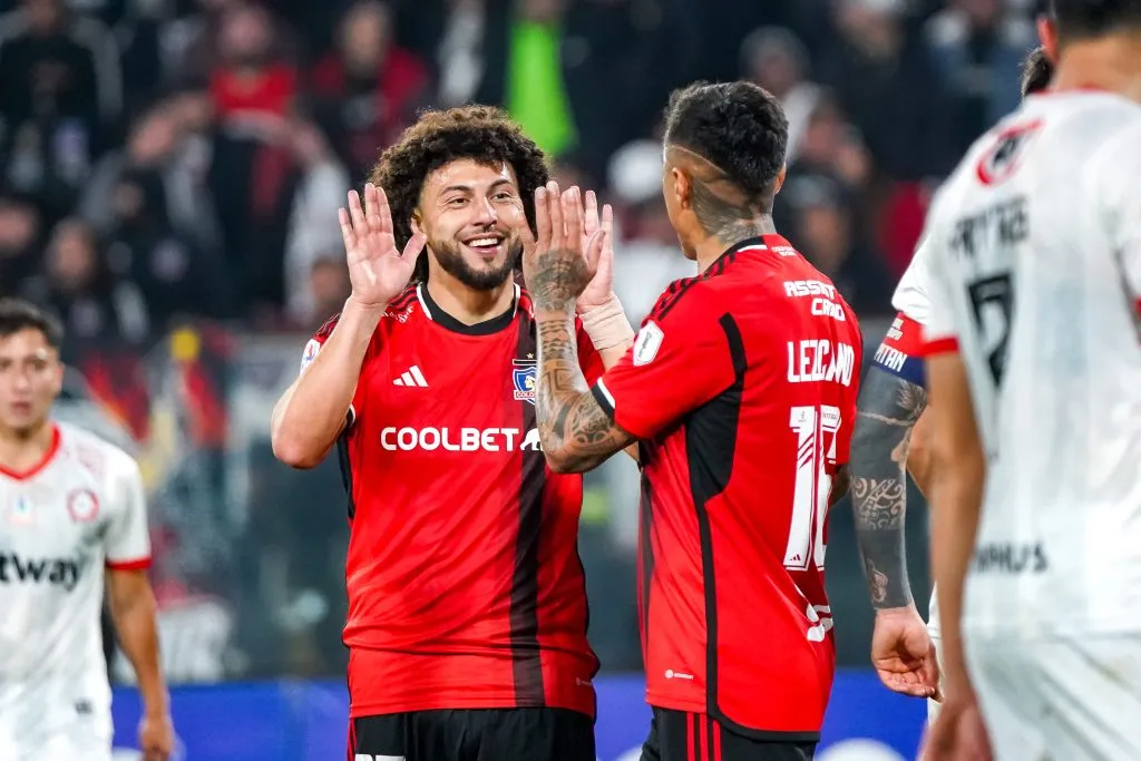 Peluca Falcón felicita a Darío Lezcano tras el gol de penal que anotó el paraguayo en la paliza de Colo Colo a Unión La Calera. (Guille Salazar/RedGol).