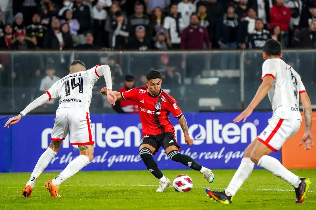Jordhy Thompson en acción ante Unión La Calera. (Guille Salazar/RedGol).
