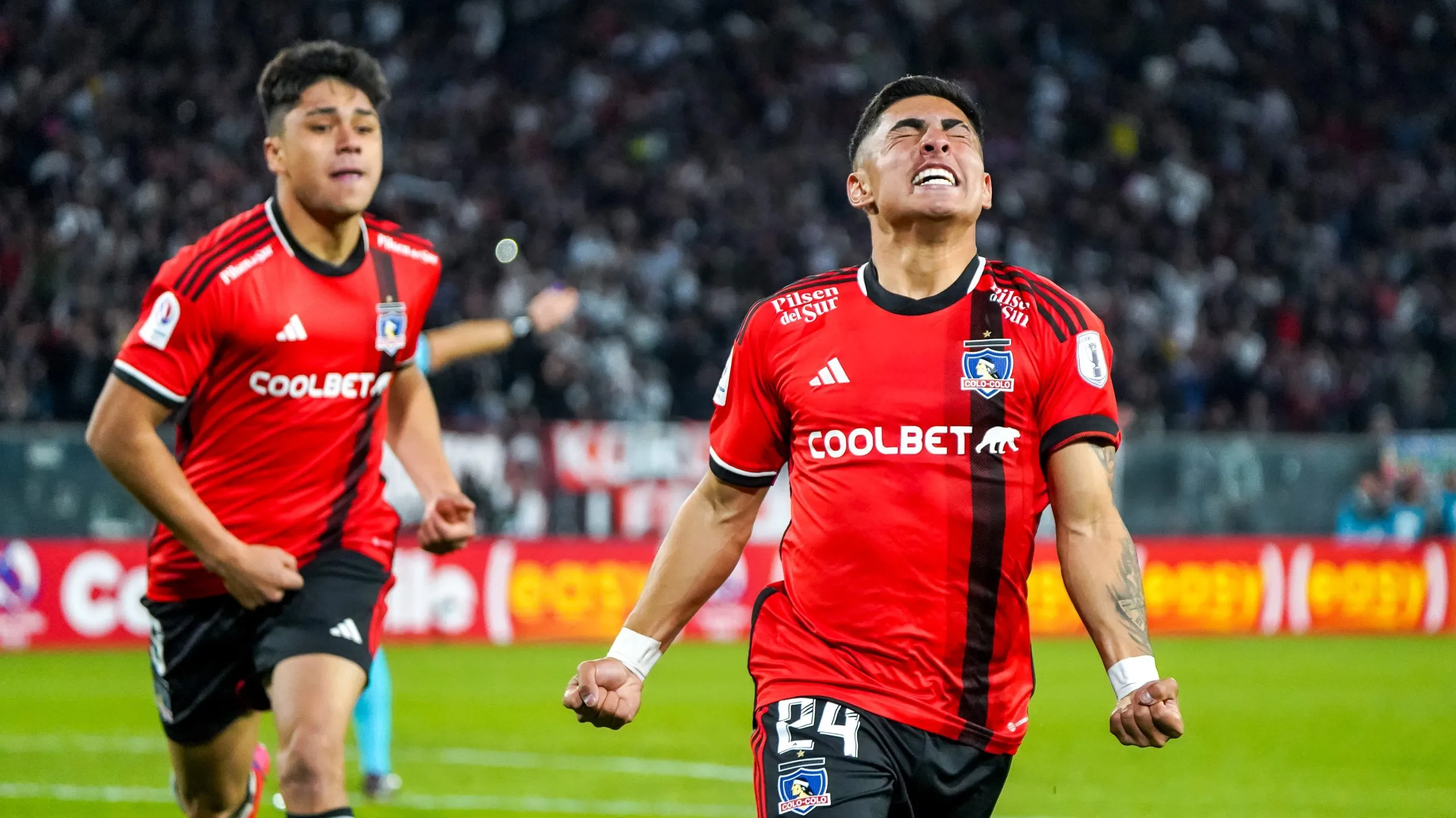 Jordhy Thompson celebró así el gol que le anotó a Unión La Calera con camiseta roja. (Guille Salazar/RedGol).