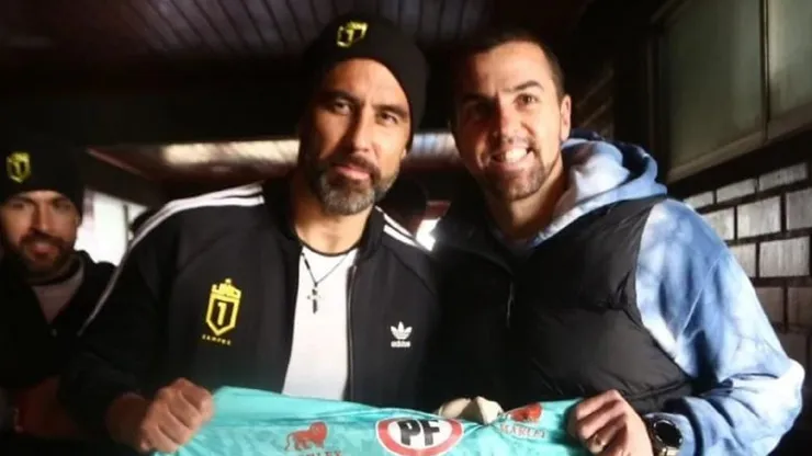 Claudio Bravo tuvo tiempo para compartir con su colega de Ñublense, Nicola Pérez.