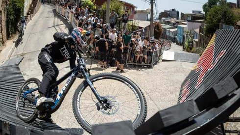 Pedro Burns debutó con título en el descenso urbano "Del Barrio al Puerto" en Coquimbo.