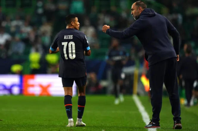 Alexis Sánchez recibe la felicitación de Igor Tudor, el DT del Marsella en la temporada anterior. (Getty Images).