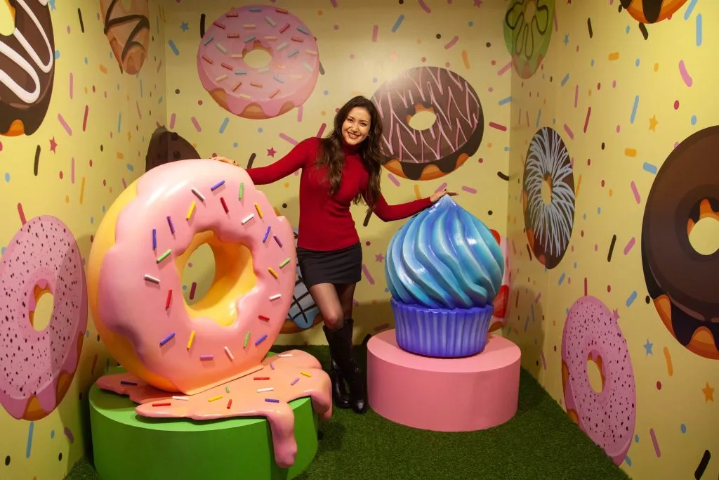 Donas gigantes forman parte de las estaciones para tomarse increíbles fotografías en Selfieland. Foto: Javiera Gandarillas.